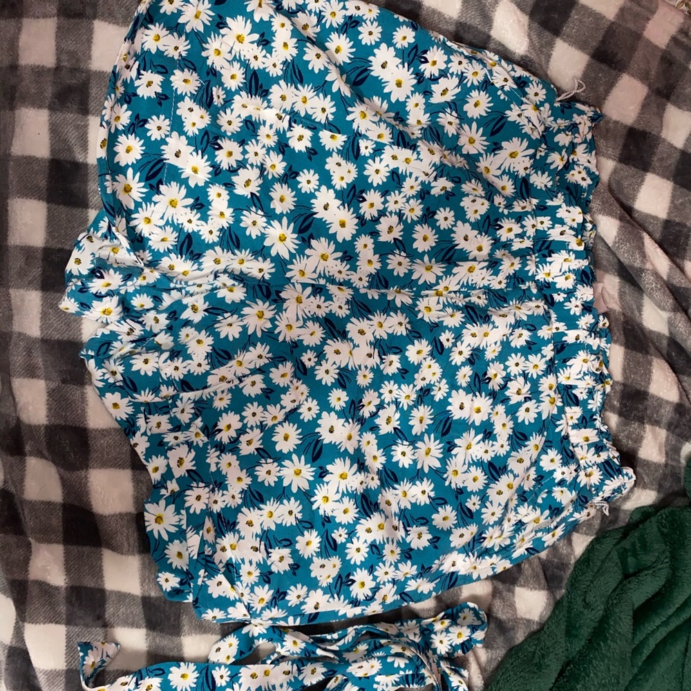 Daisy paper bag styled shorts